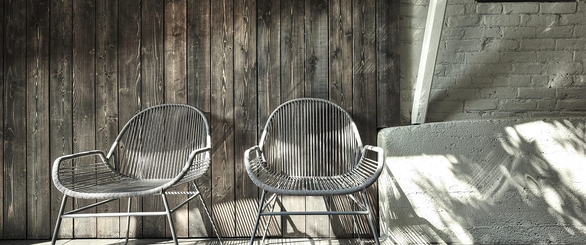 Deux chaises extérieures dans une cour