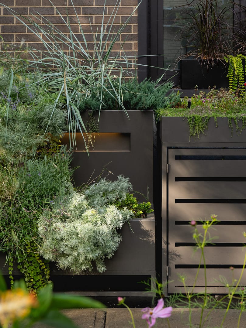 Jardin Urbain Paysagiste, Aménagement paysager. Aménagement devanture de résidence et choix de végétaux. Aménagement en bac de plantation.
