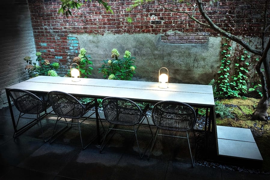 Photo d'une table dans un jardin